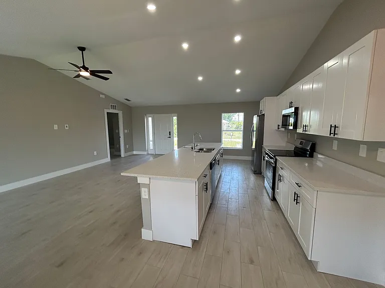 2524 NE 1st Pl — Photo 5