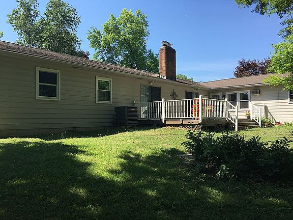 rear/guesthouse to right