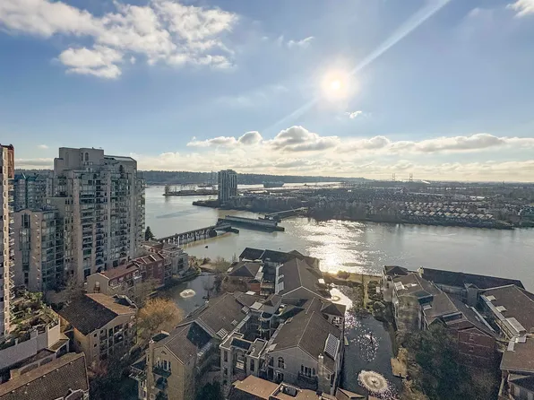 1 Renaissance Sq #2004, New Westminster, BC V3M 0B6