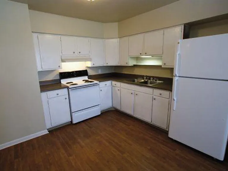 LARGE KITCHEN AT LENORE GARDEN