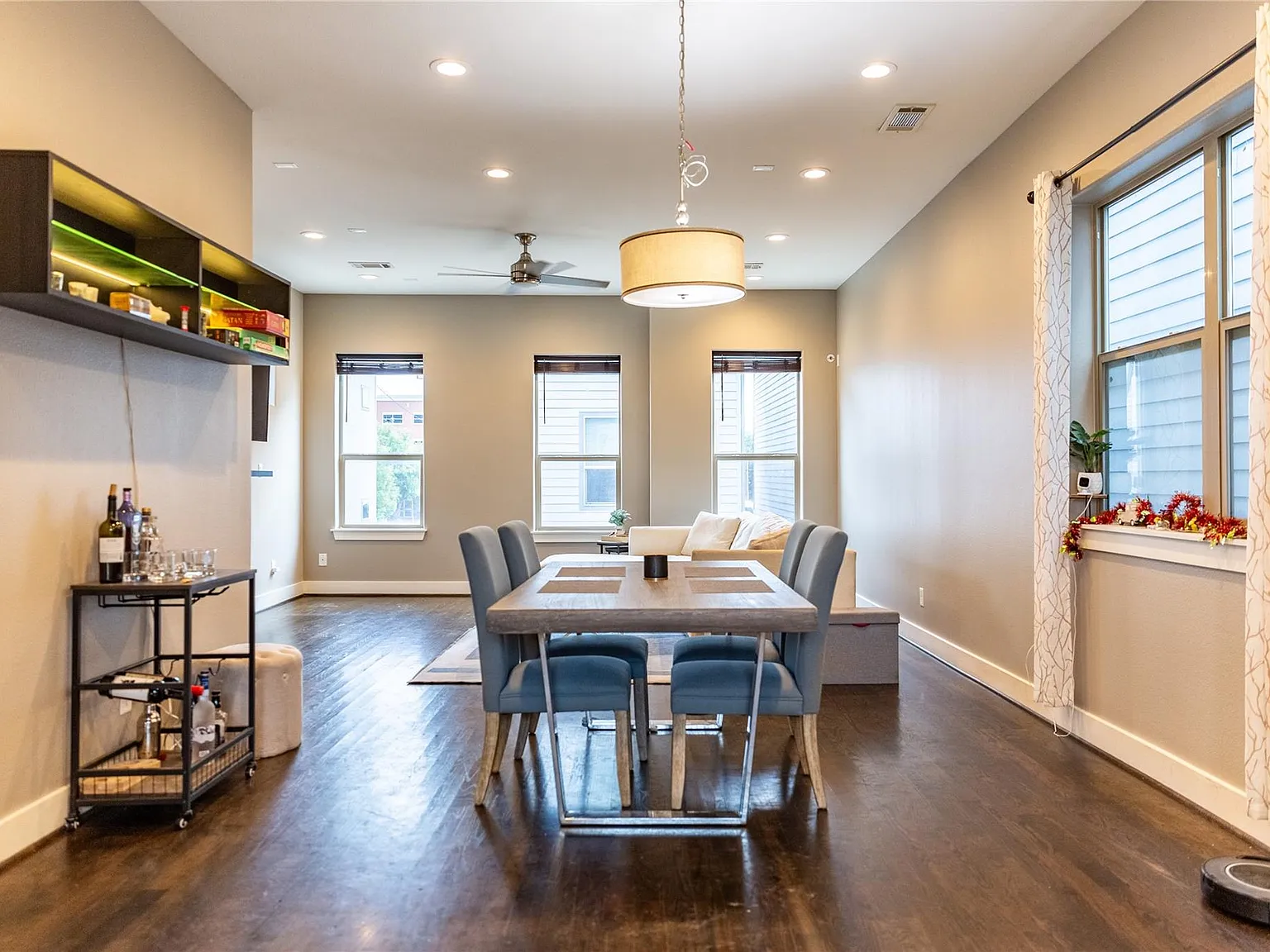 3 bed, 3.5 bath, 2090 sqft, $2,600 — Photo 3