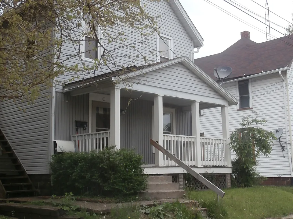 911 Lawn Ave SW #1