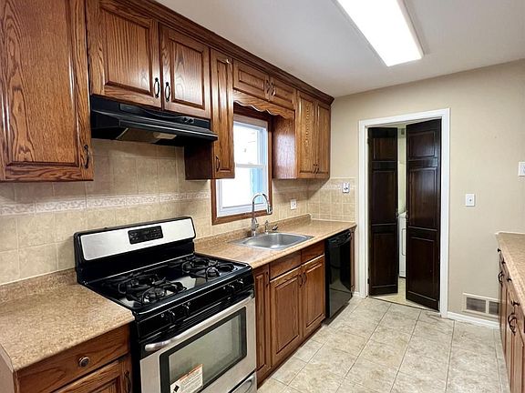 5th image of 24 W Francis St