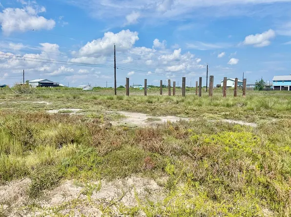 579 Glen Oak Ln, Rockport, TX 78382