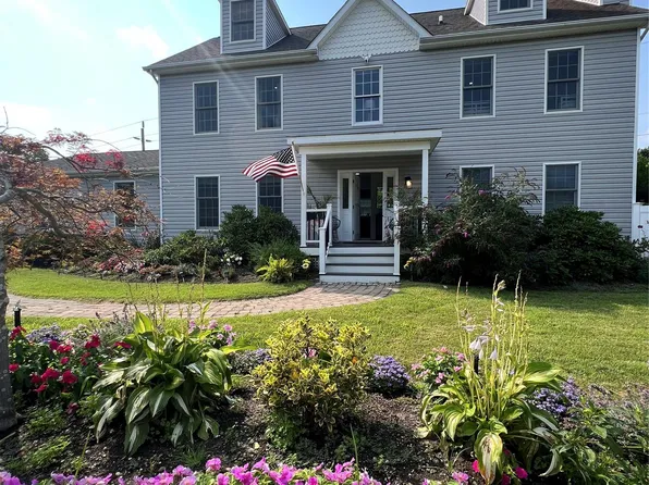 2 Box Tree, East Quogue, NY 11942