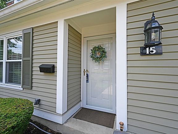 5th image of 15 Applewood Dr