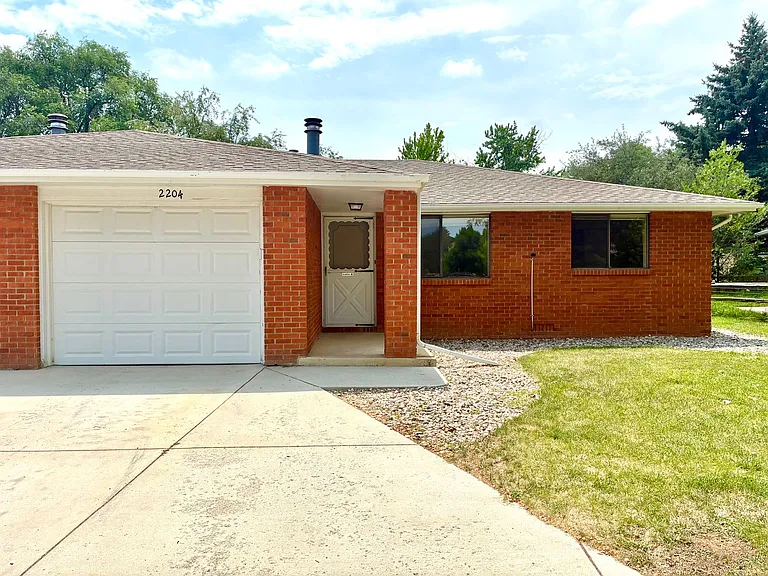 2204-2206 Albany Ct — Photo 2