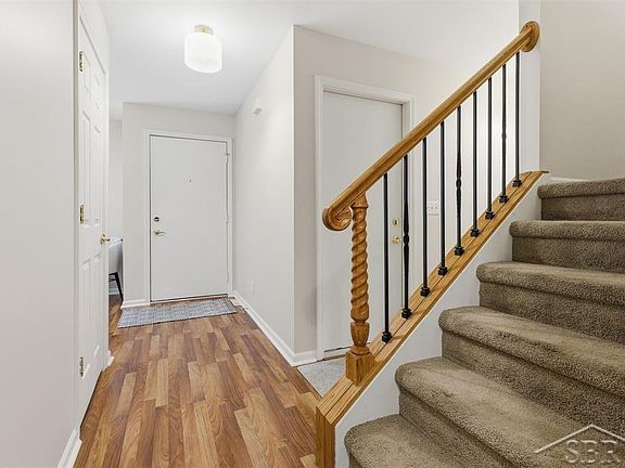 3rd image of 4905 Grandview Cir