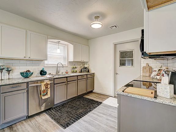3rd image of 118 Palm Ave