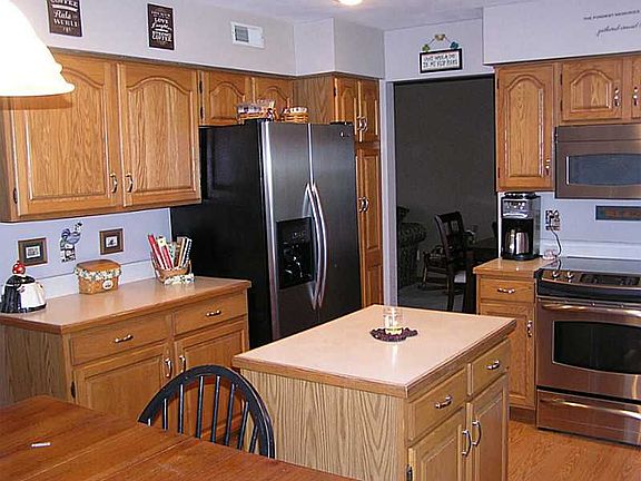 3rd image of 102 Rocky Mountain Ct