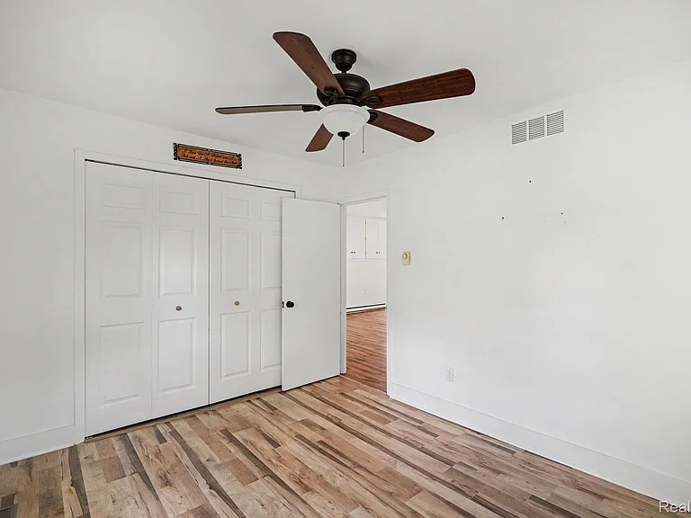 5380 Center St — Photo 14