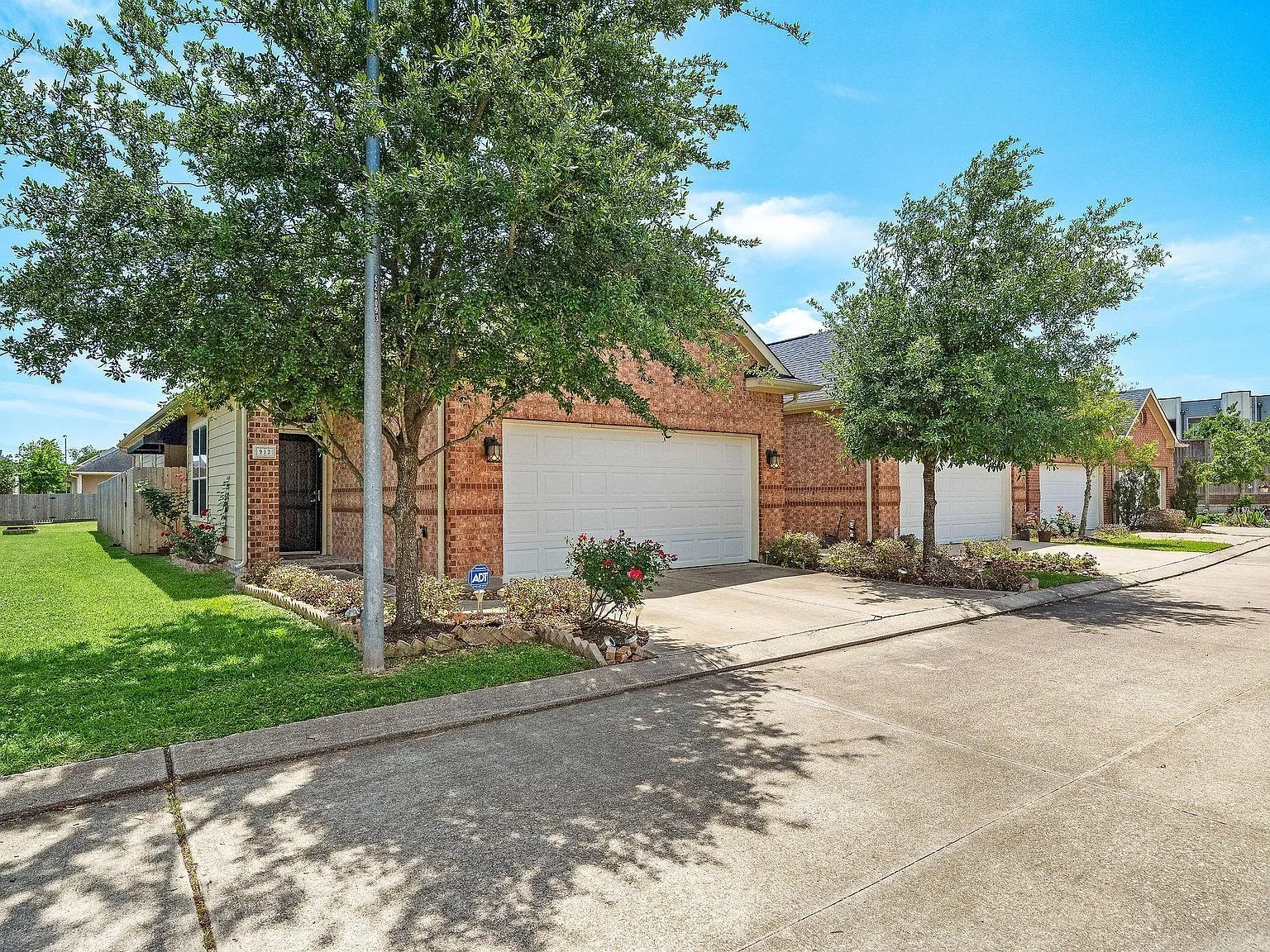 3 bed, 2.0 bath, 1318 sqft, $2,200 — Photo 2