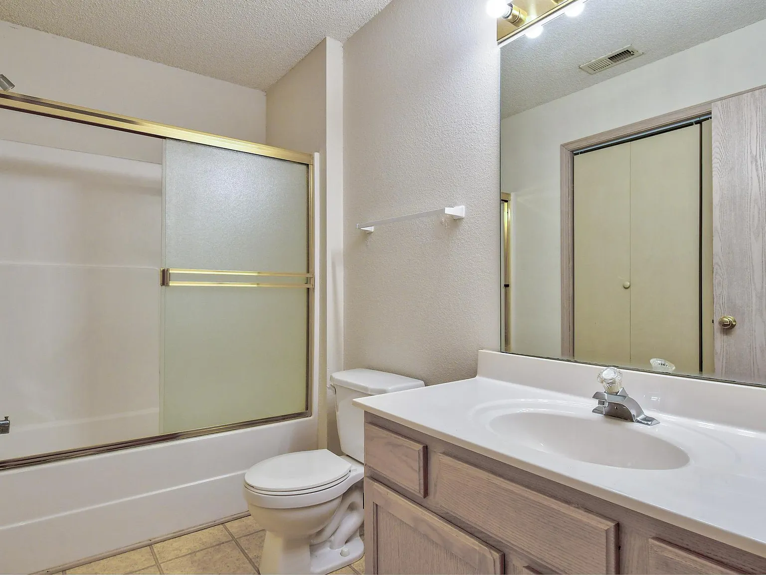 2 bed, 2.5 bath, 1300 sqft, $1,295 — Photo 4