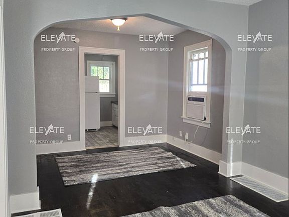 2nd image of 117 N Spring St