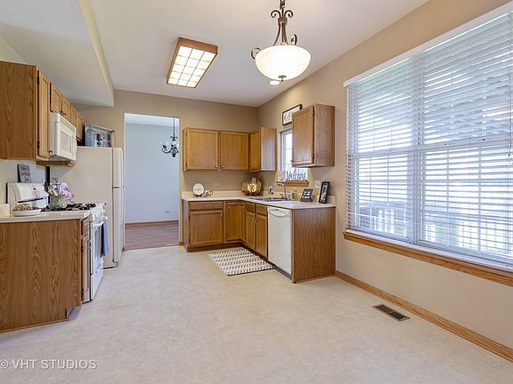 3rd image of 974 Cambridge Dr