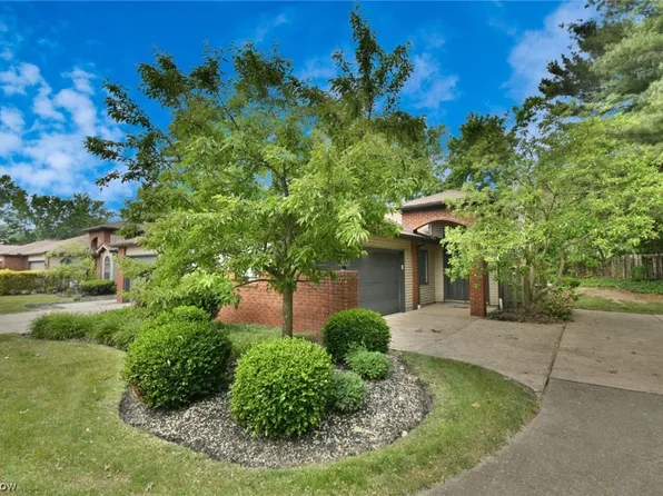 5207 Parkhurst Dr, Sheffield Village, OH 44054