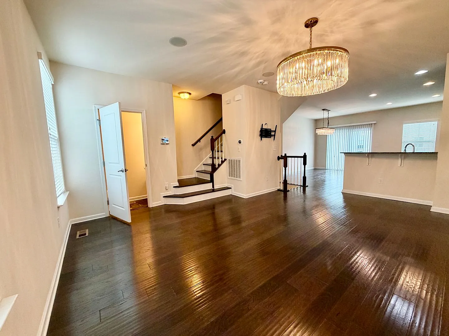Wow! Beautiful 3 bedroom, 2 1/2 bath townhouse style home. — Photo 4