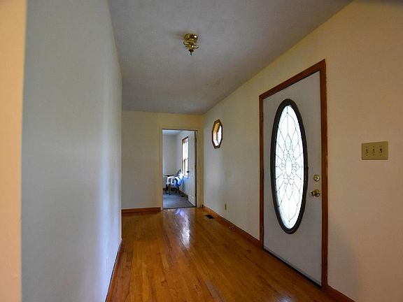 3rd image of 380 Woodland Ests