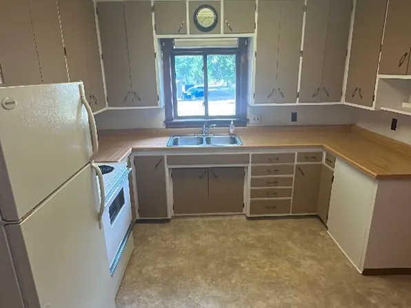 911 2nd Ave NE, Staples, MN 56479