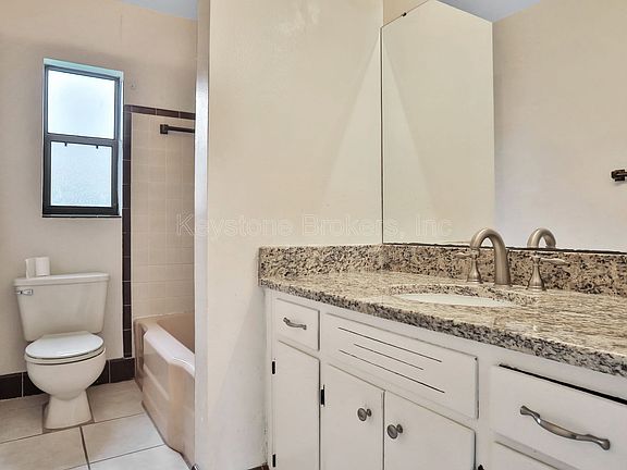 5th image of 2711 Aloma Ave