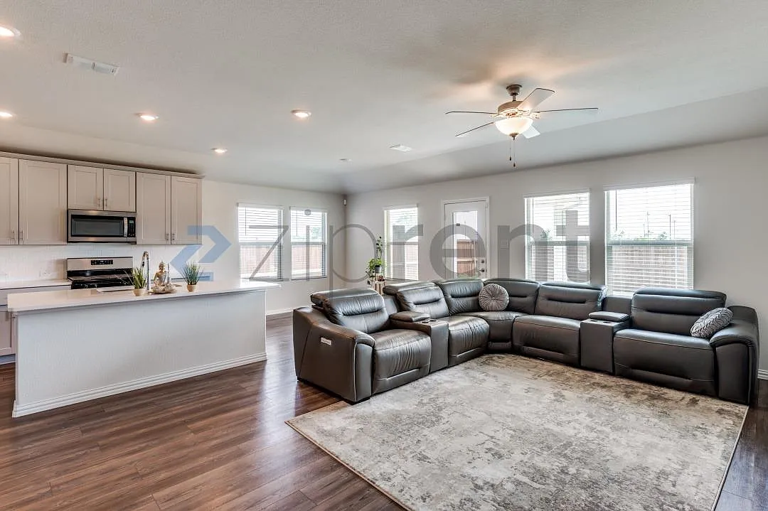 4 bed, 2260 sqft, $2,800 — Photo 3