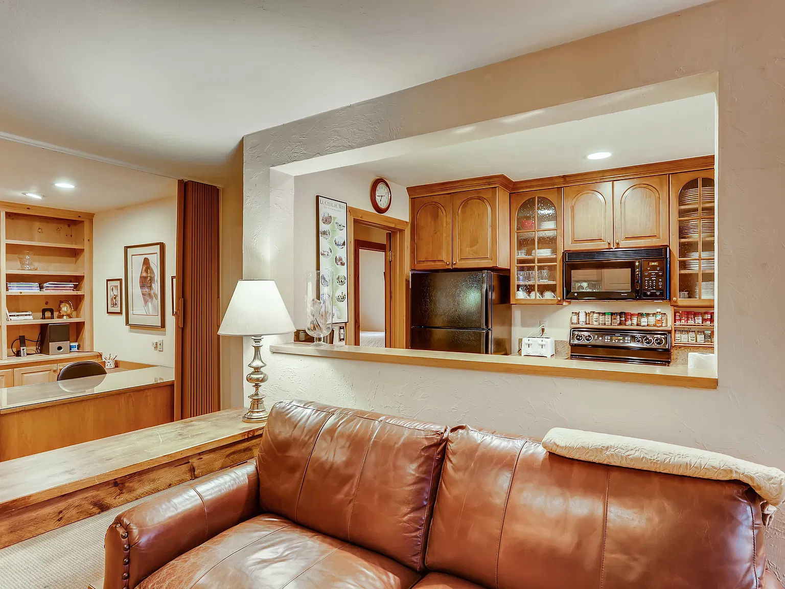 2 bed, 950 sqft, $9,800 — Photo 3
