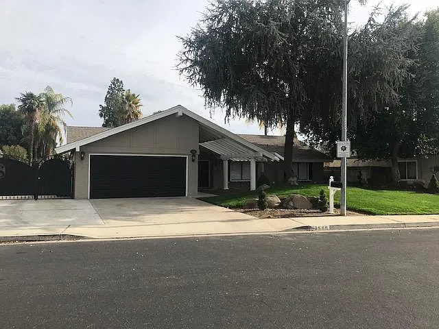2568 Laverne Ave photo 1