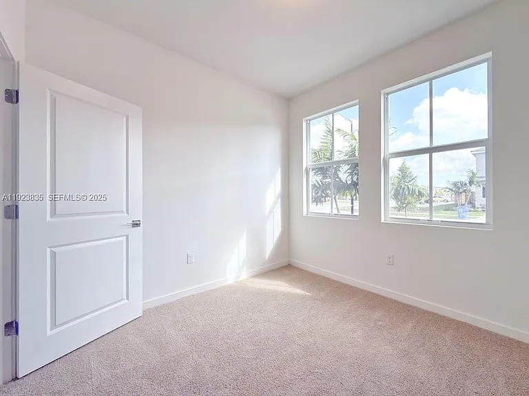 196 NE 13th Ave — Photo 1