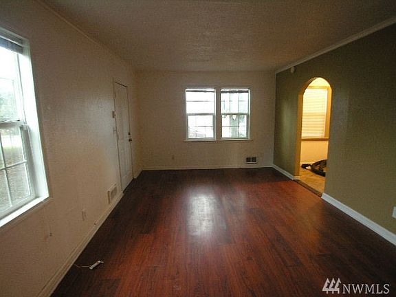 3rd image of 1810 E Columbia Ave