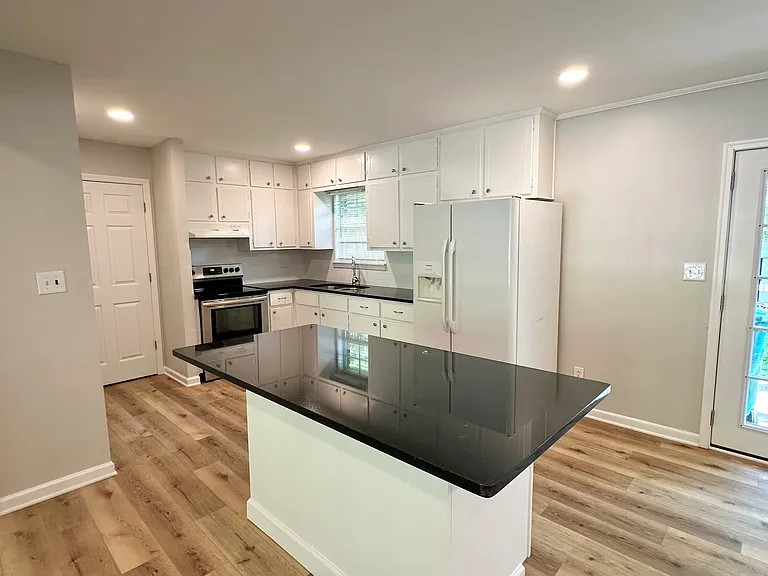 4359 Oak St — Photo 3