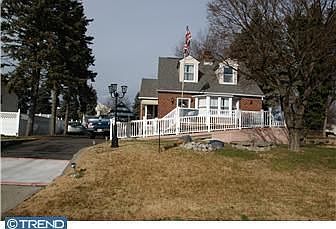 This magnificent 4 bedroom single sits in the Rhawnhurst section of the NE!