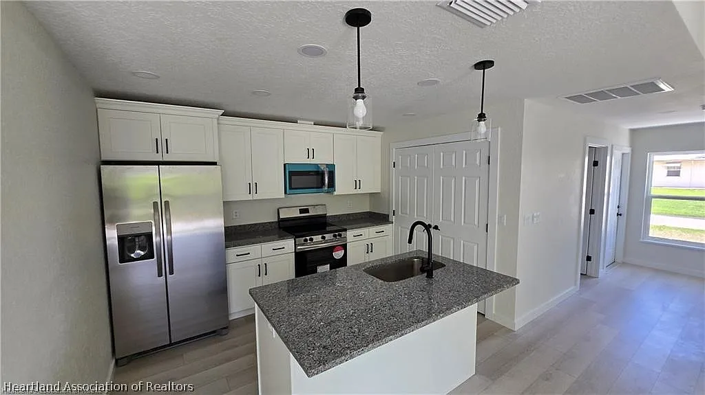 3 bed, 2.0 bath, 1098 sqft, $1,650 — Photo 3