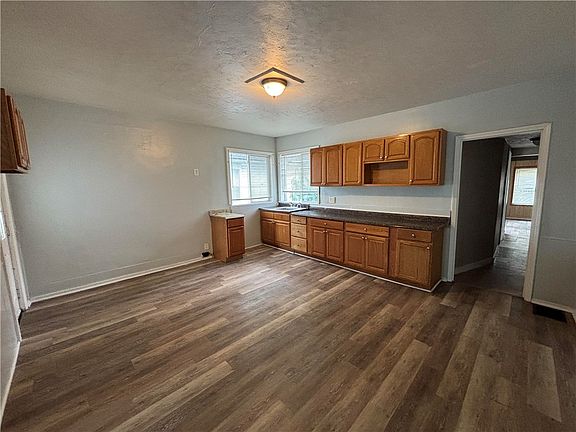 4th image of 411 Verona St