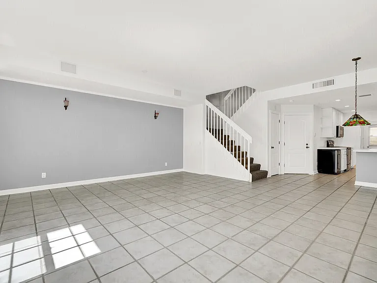 133 Wentworth Ct — Photo 6