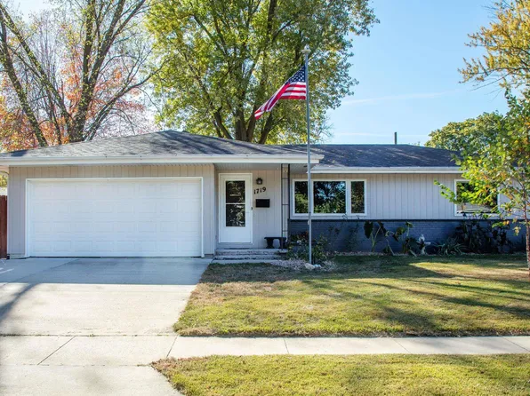 1719 3rd Ave NW, Waverly, IA 50677