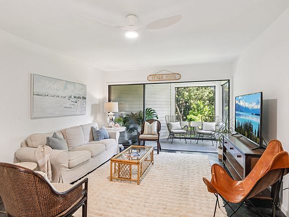 Fully furnished townhouse for seasonal or long-term occupancy