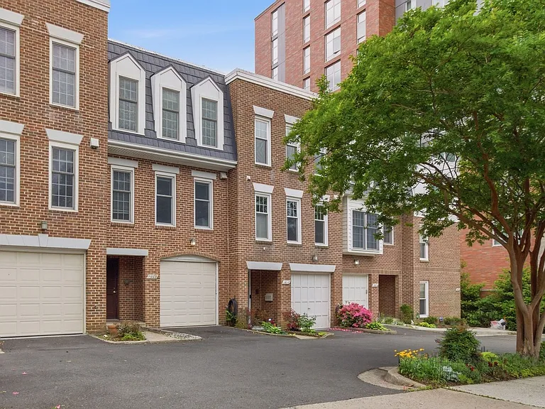 1608 Key Blvd — Photo 1
