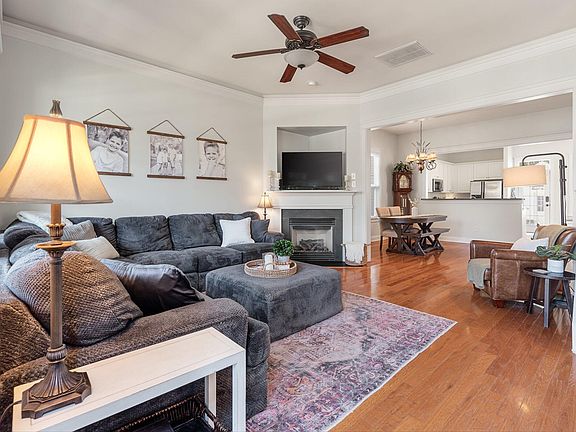 3rd image of 109 Hyacinth St