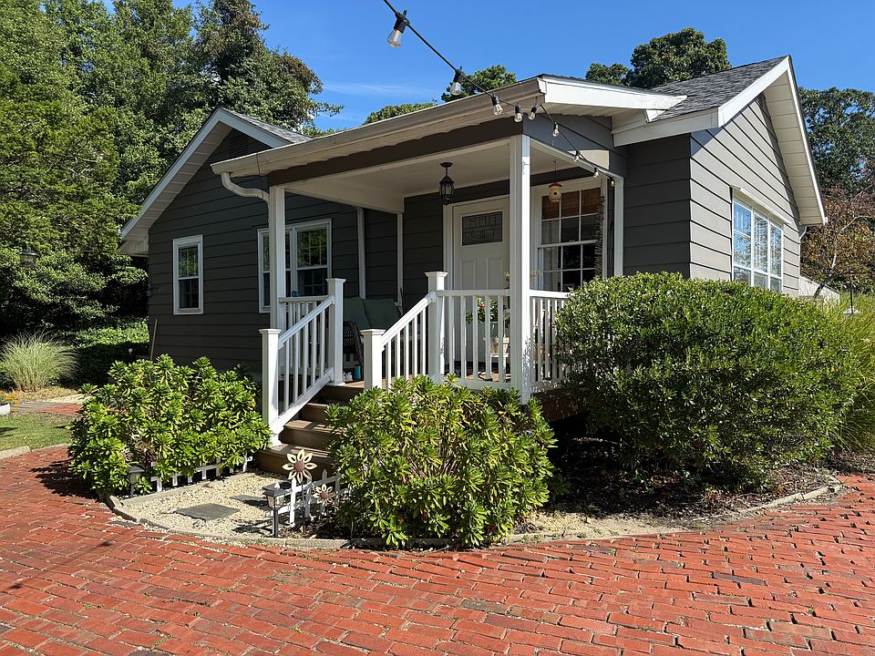 1st image of 124 S Beverly Dr