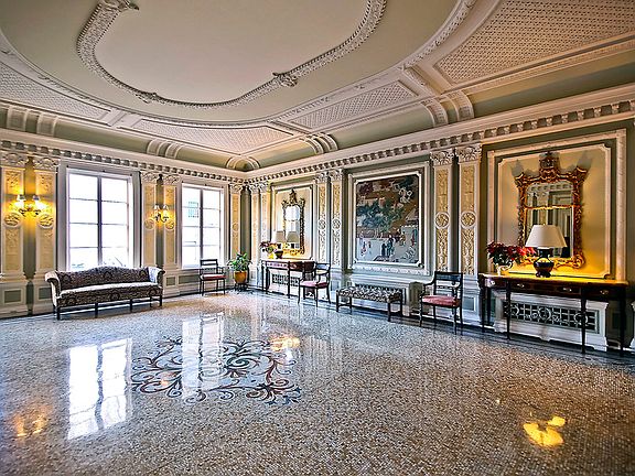 GRAND BUILDING LOBBY