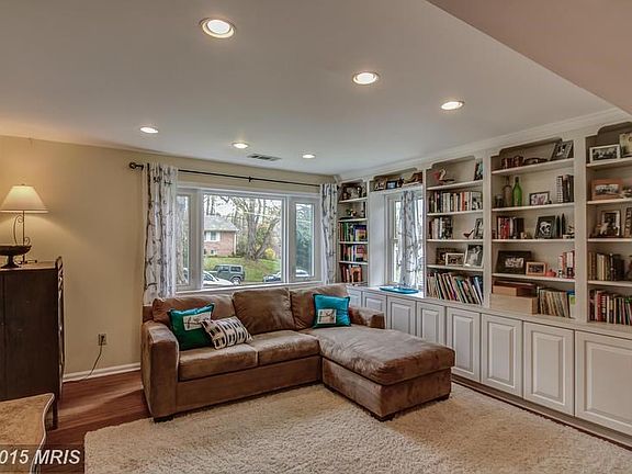 Large Family Room w/ Custom Built-ins