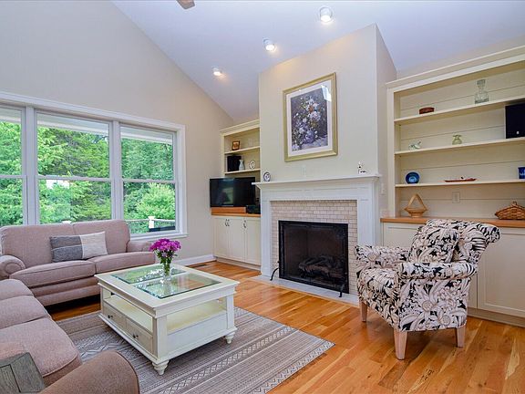 5th image of 607 Camellia Pl