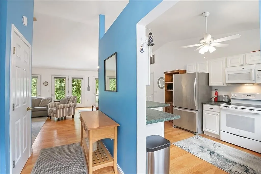 3 bed, 2.0 bath, 1485 sqft, $2,200 — Photo 4