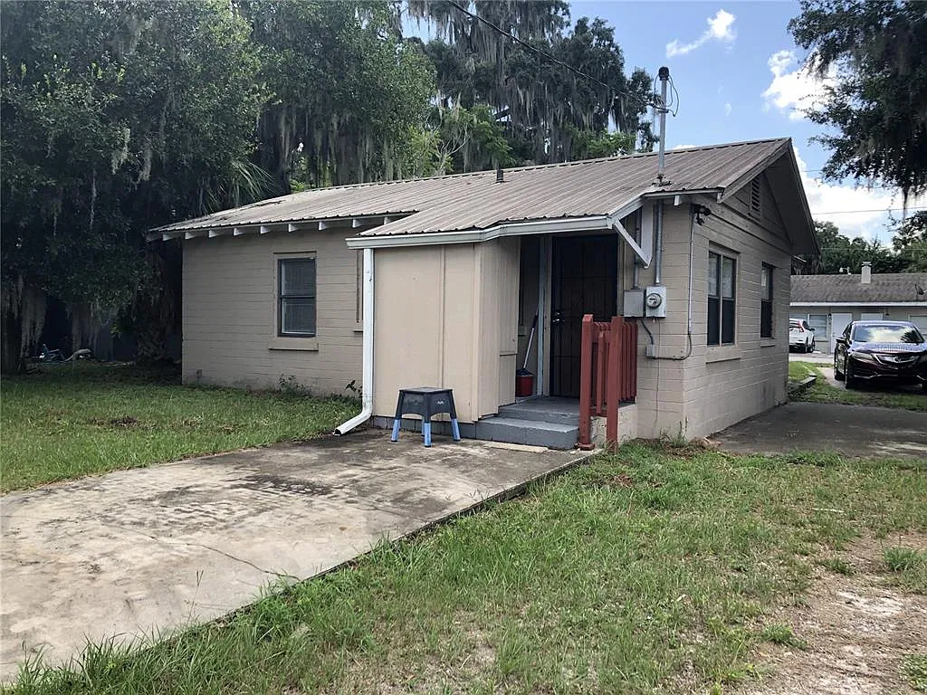 2 bed, 1.0 bath, 696 sqft, $1,200 — Photo 2