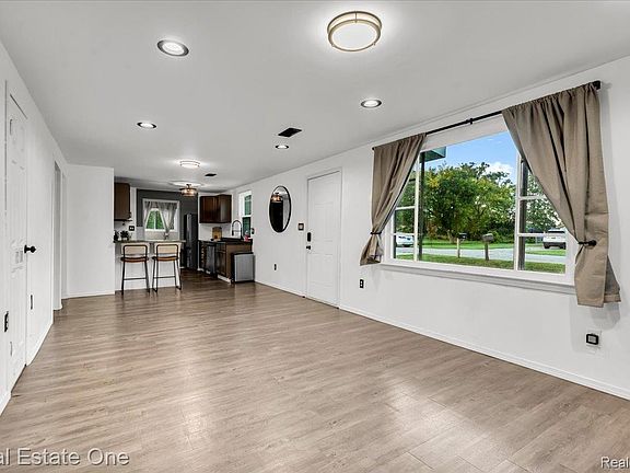 5th image of 350 Garfield Rd