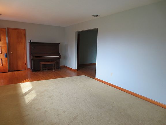 4th image of 136 W Aaron Dr