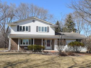 2808 W Chestnut Rd, Mequon, WI 53092