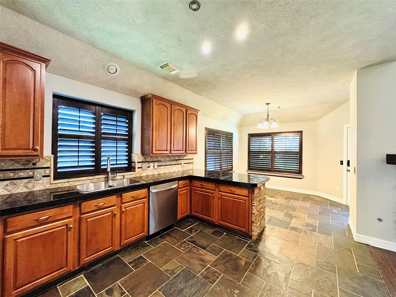 4 bed, 2.0 bath, 2214 sqft, $2,400 — Photo 2
