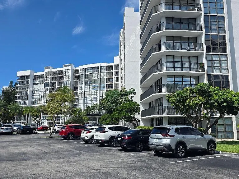 800 Parkview Dr #716 — Photo 2