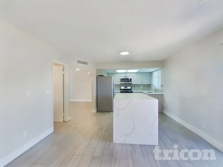 8806 W Pinchot Ave — Photo 6